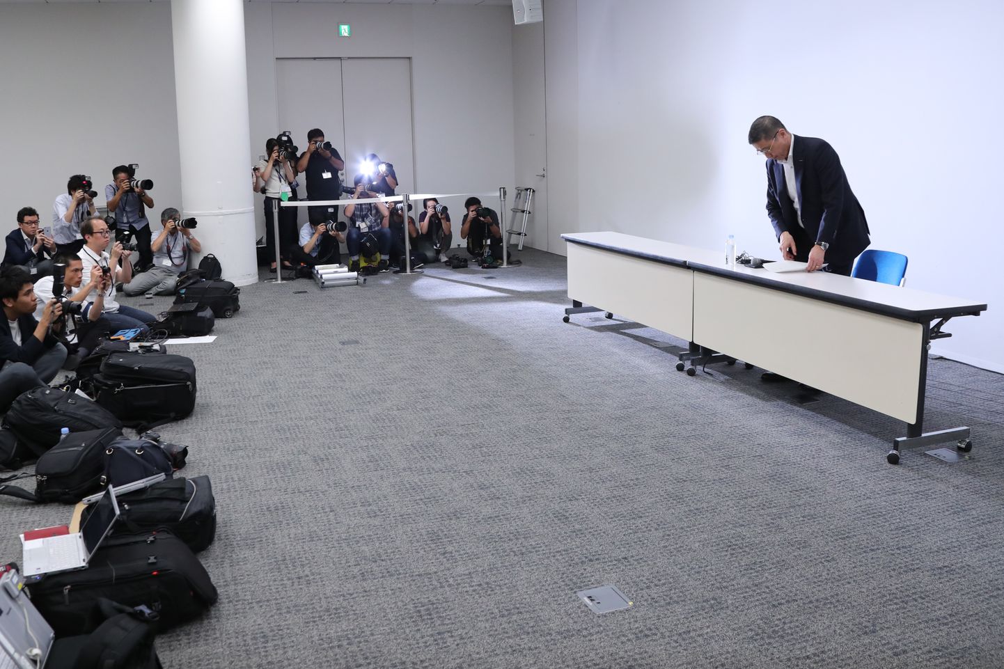 Nissani tegevjuht Saikawa Hiroto ajakirjanike ees.
