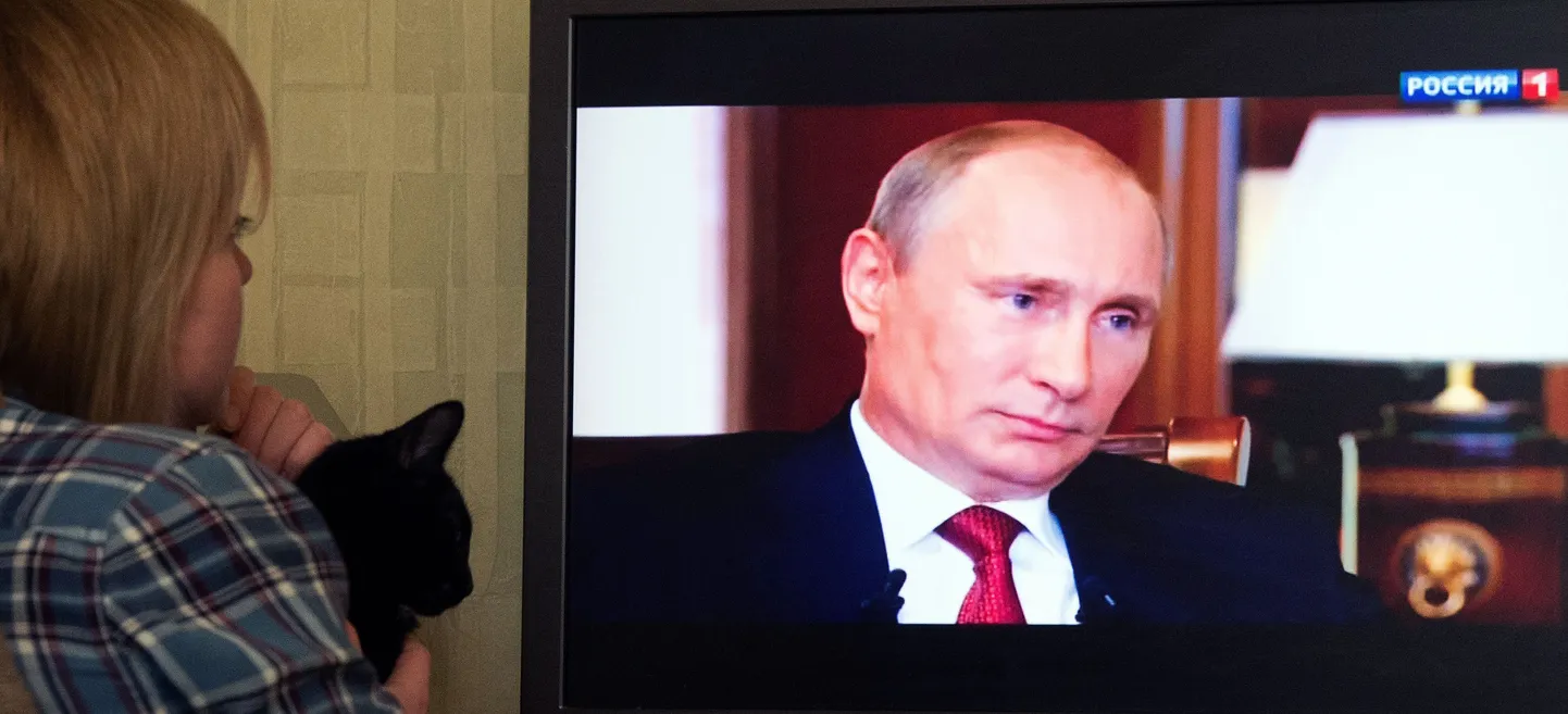 Juba ligi kümme päeva pole Vladimir Putinit avalikkuse ees näinud. Pildil vaatab venelanna eile õhtul esilinastunud dokfilmi, kus Putin rääkis.