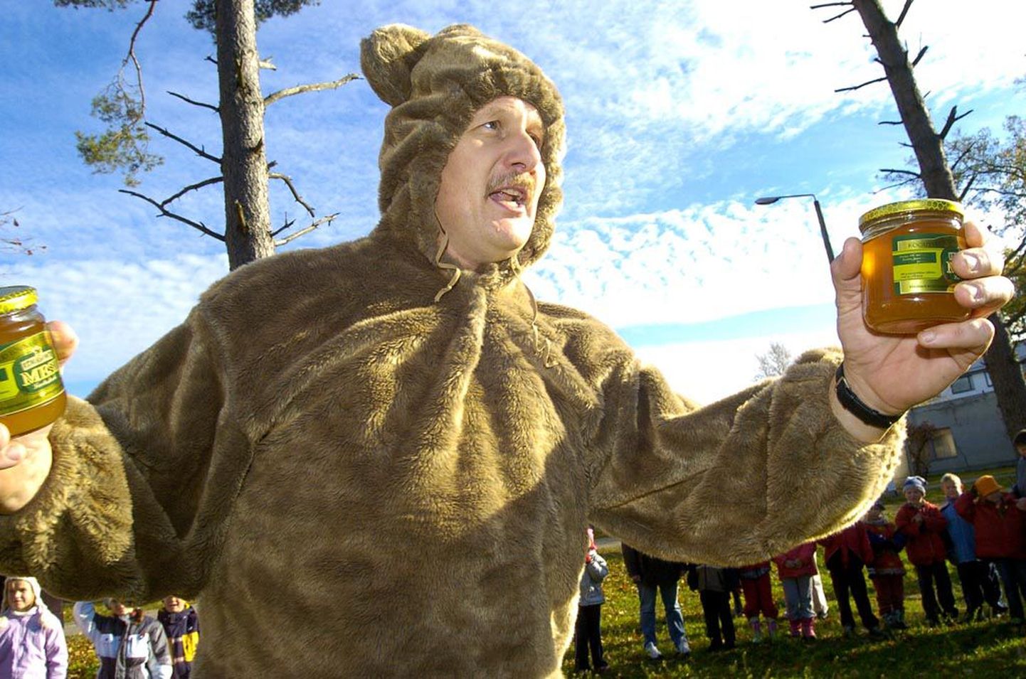 Paikuse vallas võitis 2005. aasta kohalikud valimised mäekõrguselt parteitu Kuno Erkmann, kes kolm päeva hiljem valla aastapäeval pani selga karu kostüümi ja lubas kohe uut lasteaeda ehitama hakata. Lasteaed saigi valmis ja vahepeal Rahvaliitu astunud Erkmann kandideerib taas valimisliidu nimekirja eesotsas.