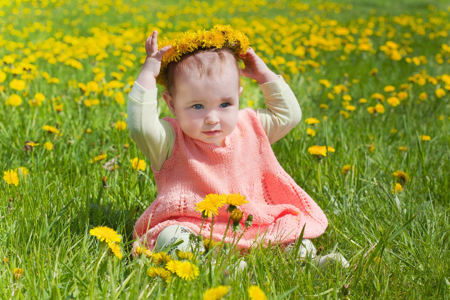 Bērniņš pļavā. Ilustratīvs attēls