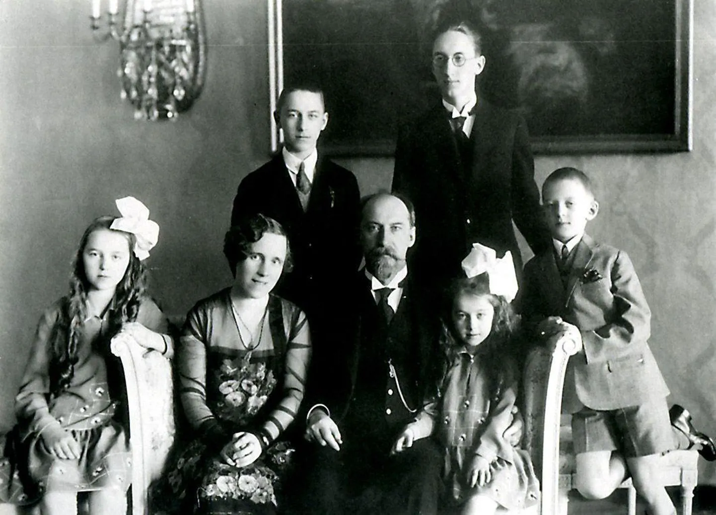Riigimees ja Postimehe omanik Jaan Tõnisson oli paljulapseline isa. 1928. aastal tehtud perepildil istuvad tütar Hilja, abikaasa Hilda, pereisa Jaan ja tütar Lagle, seisavad pojad Heldur, Ilmar ja Lembit-Rein.
