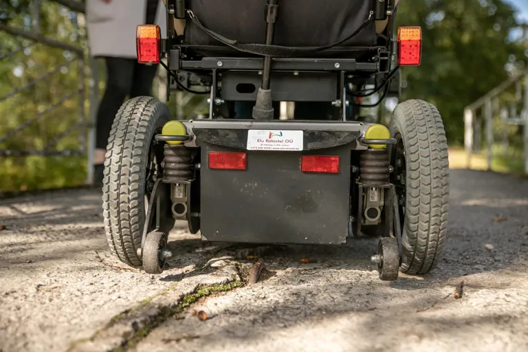 Elektrilise ratastooli toestusrattad on maast vaid paari sentimeetri kõrgusel.