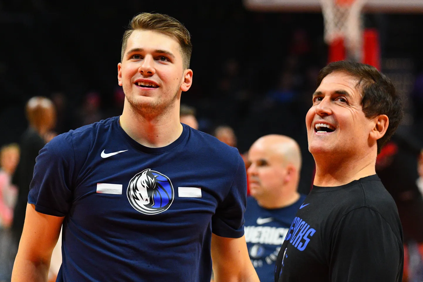Luka Doncic (vasakul) ja Mark Cuban.