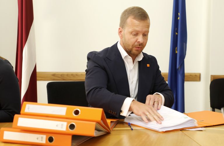Politiskās partijas "Stabilitātei!" valdes loceklis Aleksejs Rosļikovs, iesniedzot dokumentus Centrālajā vēlēšanu komisijā