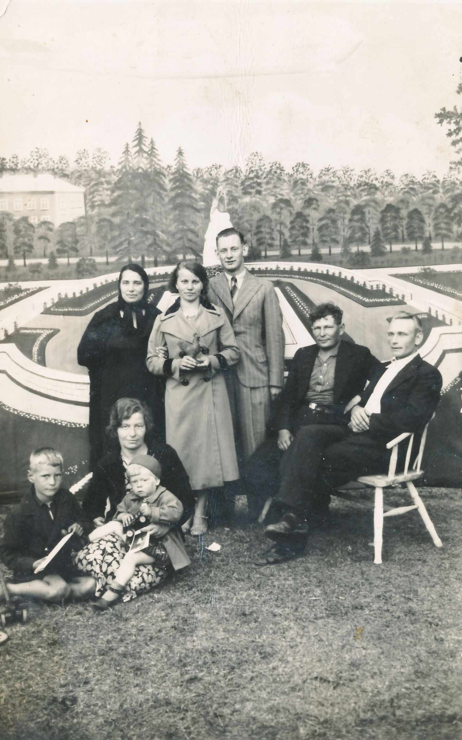 1939. AASTAL LAADAL: Istuvad Maria Kraus (alates 1941 Maria Liiv) ja vennad Harald ja Valdek (ema süles). Tagareas seisab keskel isa Arnold Kraus.