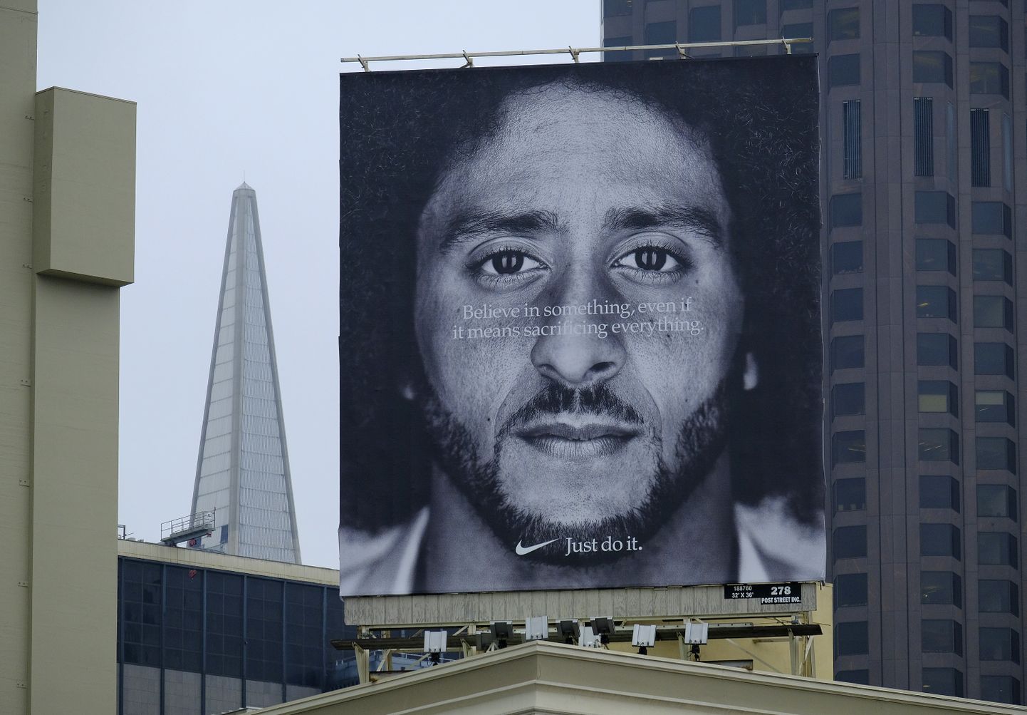 Colin Kaepernick plakati Nike esinduspoe juures