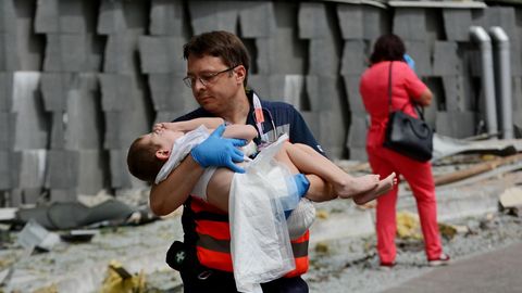 ÜLEVAADE ⟩ Raketirünnak sundis vähihaiged lapsed Kiievi tänavale tilgutite alla