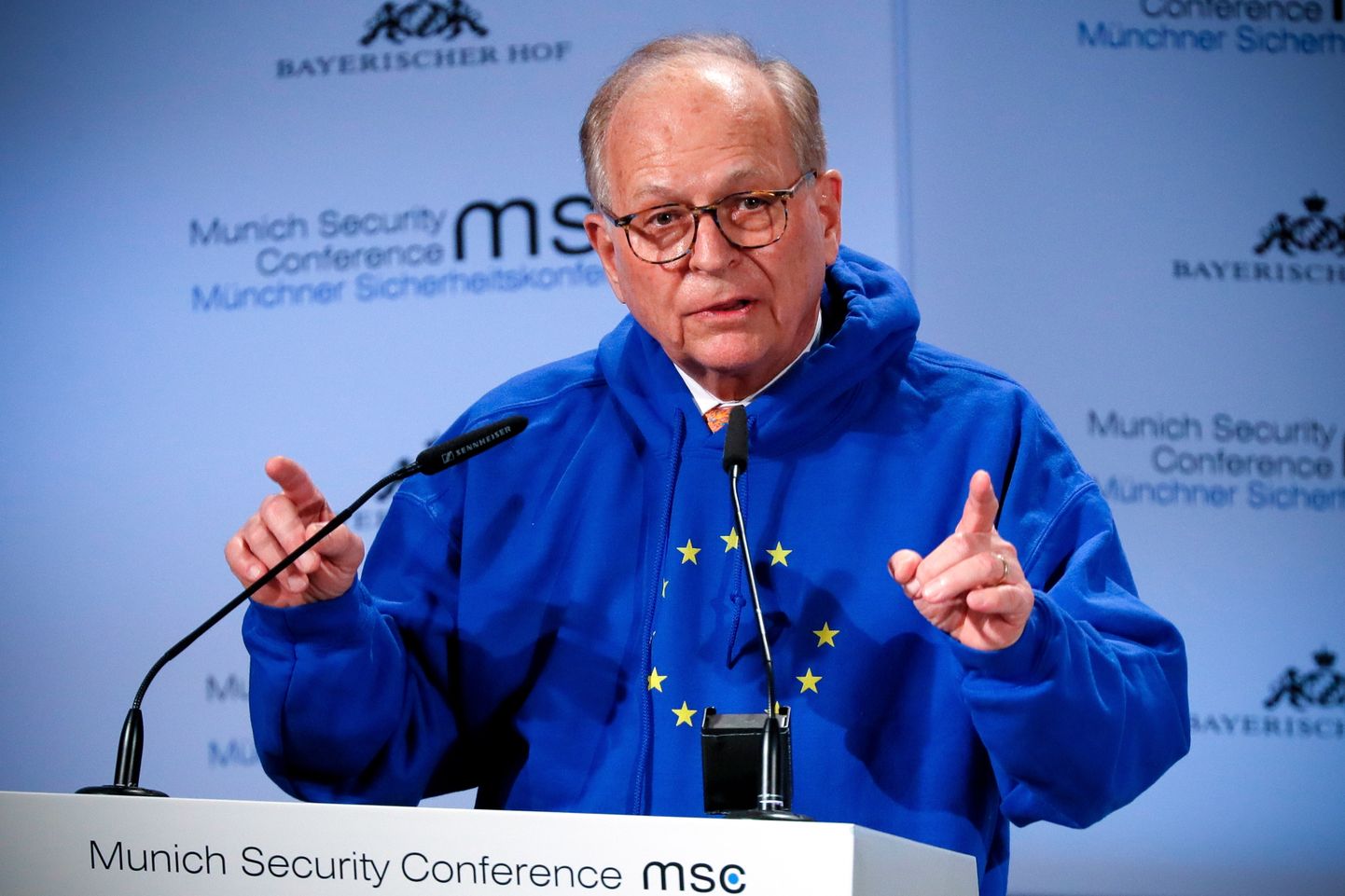 Müncheni konverentsi direktor Wolfgang Ischinger oma eurolipuga dressipluusis.