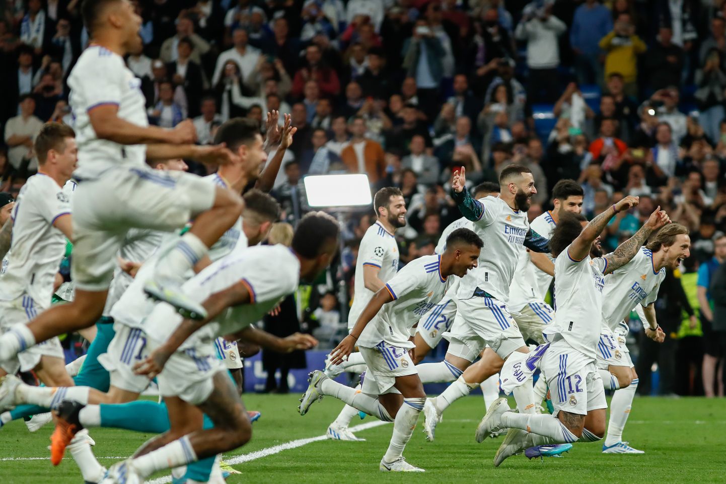 Madridi Reali mängijad rõõmustamas Meistrite liiga finaali pääsemise üle.