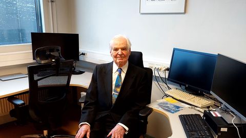 100aastase elektrotehnika emeriitprofessori elujõud peitub selles, et ta on normaalset maamehetoitu söönud