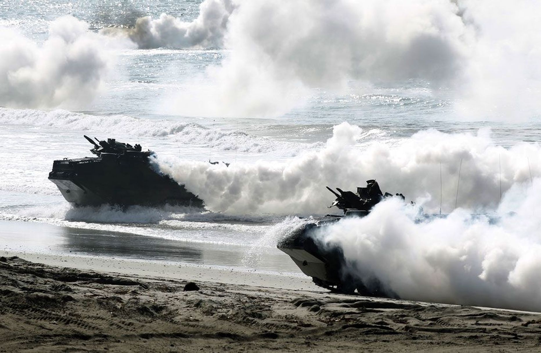 Sellel fotol harjutavad USA merejalaväelased koos Jaapani sõjaväelastega maabumist Jaapani rannikul.
