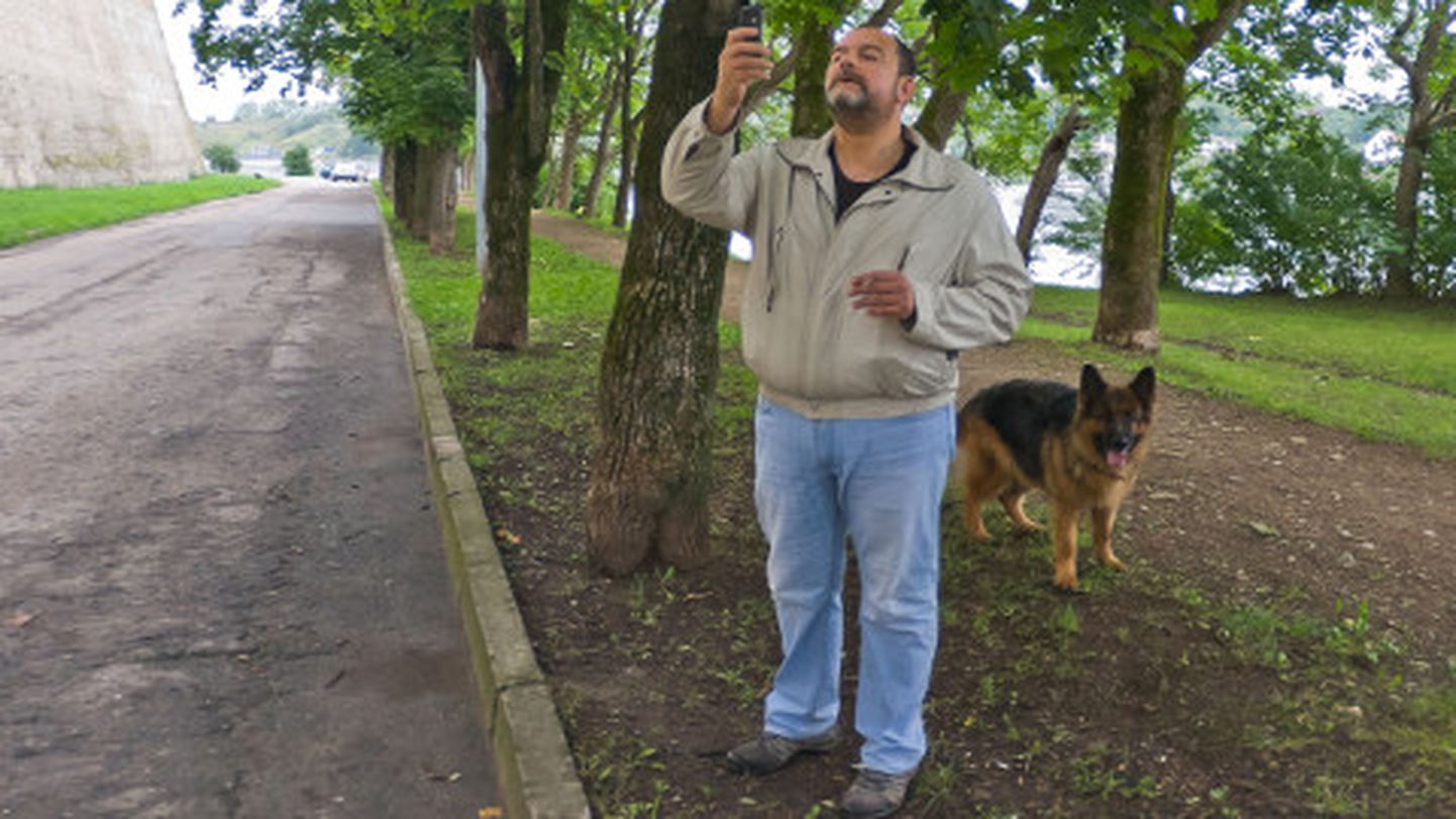 See augustikuine foto näitab riigikogulase Mihhail Stalnuhhini ükskõiksust linna koerte pidamise korra vastu ja kinnitab ühtlasi vajadust muudatuste järele.