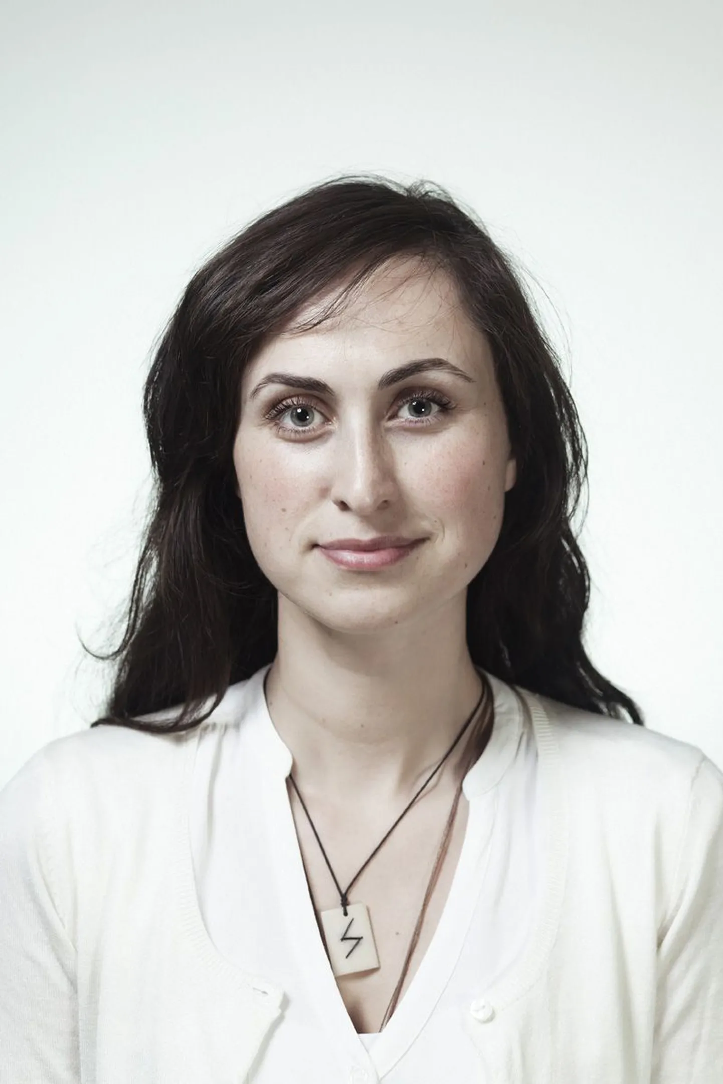 Natali Lohk kehastab lavastuses “Maailma parim küla” kaplan Tuirevi Hillikaist.