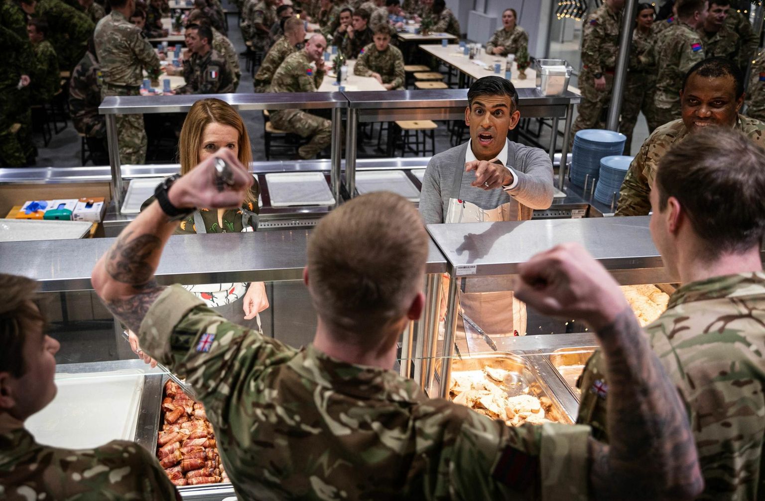 Estonian Prime Minister Kaja Kallas and British Prime Minister Rishi Sunak distributing dinner to soldiers in Tapa.