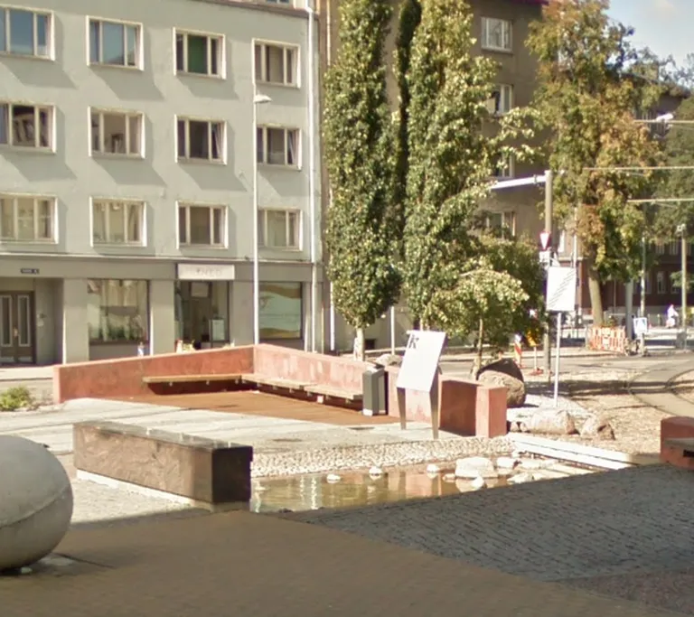 Памятный водоем и табличка.