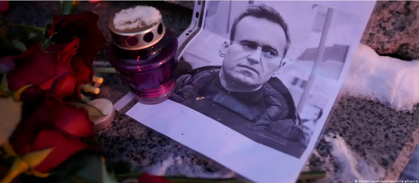 Фото оппозиционера Алексея Навального у Соловецкого камня в Санкт-Петербурге, 16 февраля 2024 года