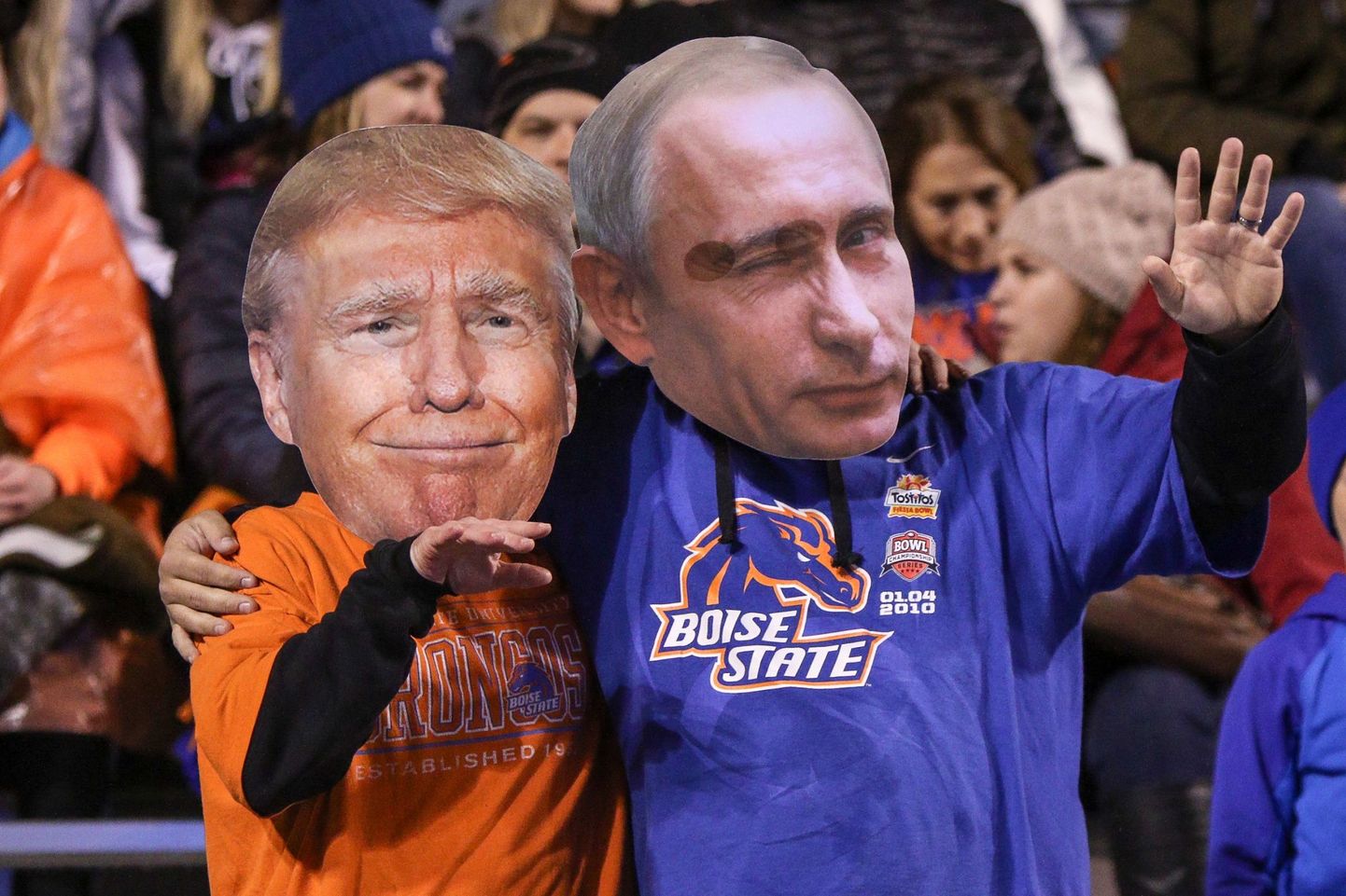 Turmpi ja Putini maske kandev paar.