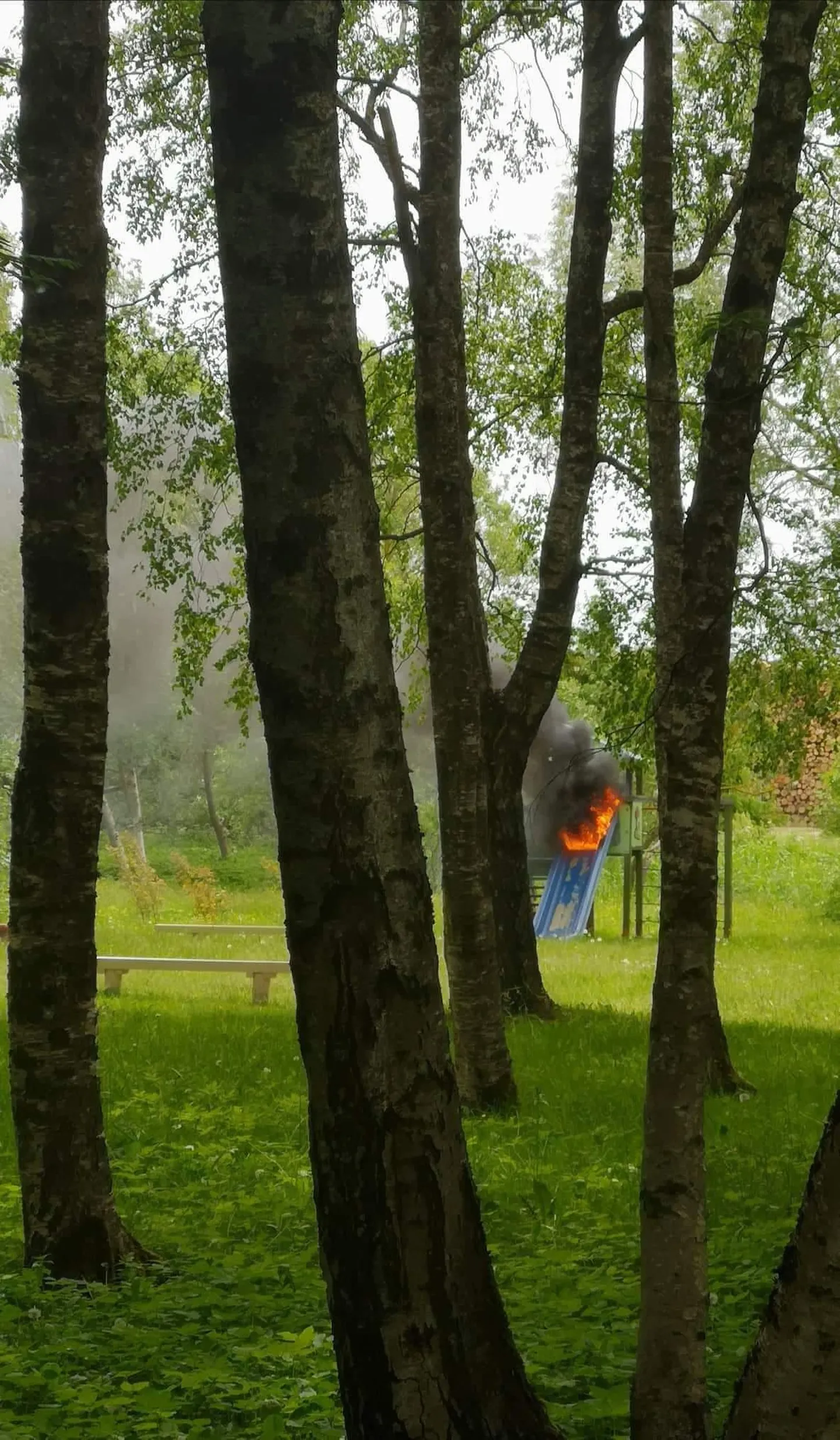 Vana-Pärnus põles mänguväljak.