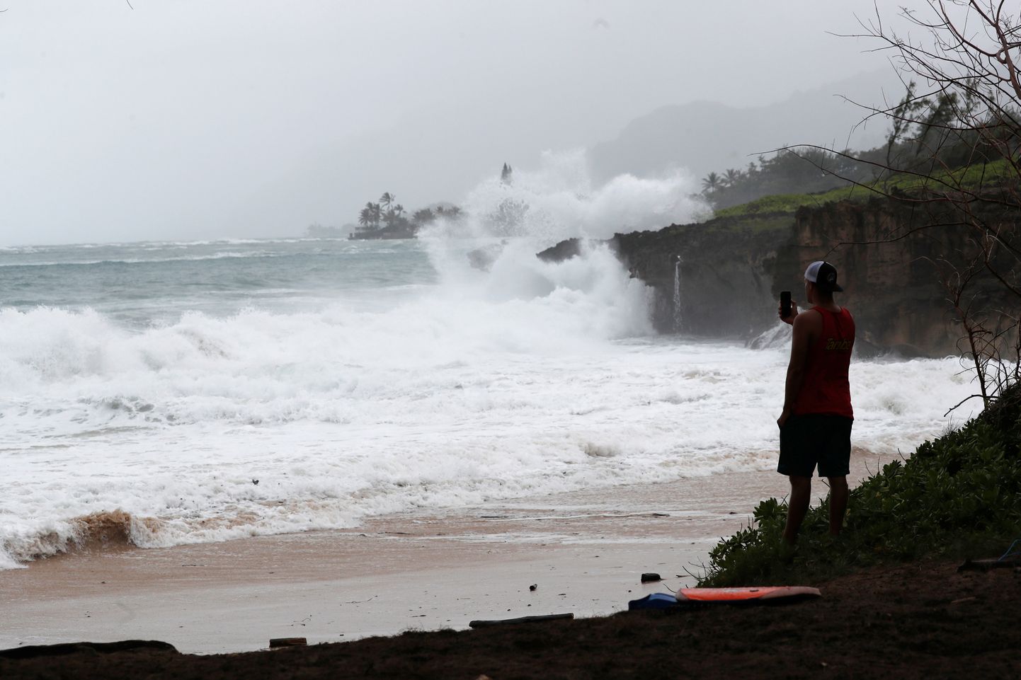 Orkaan Douglas liikus Hawaiist mööda, kuid tekitas siiski tugeva tuule ja lainetuse