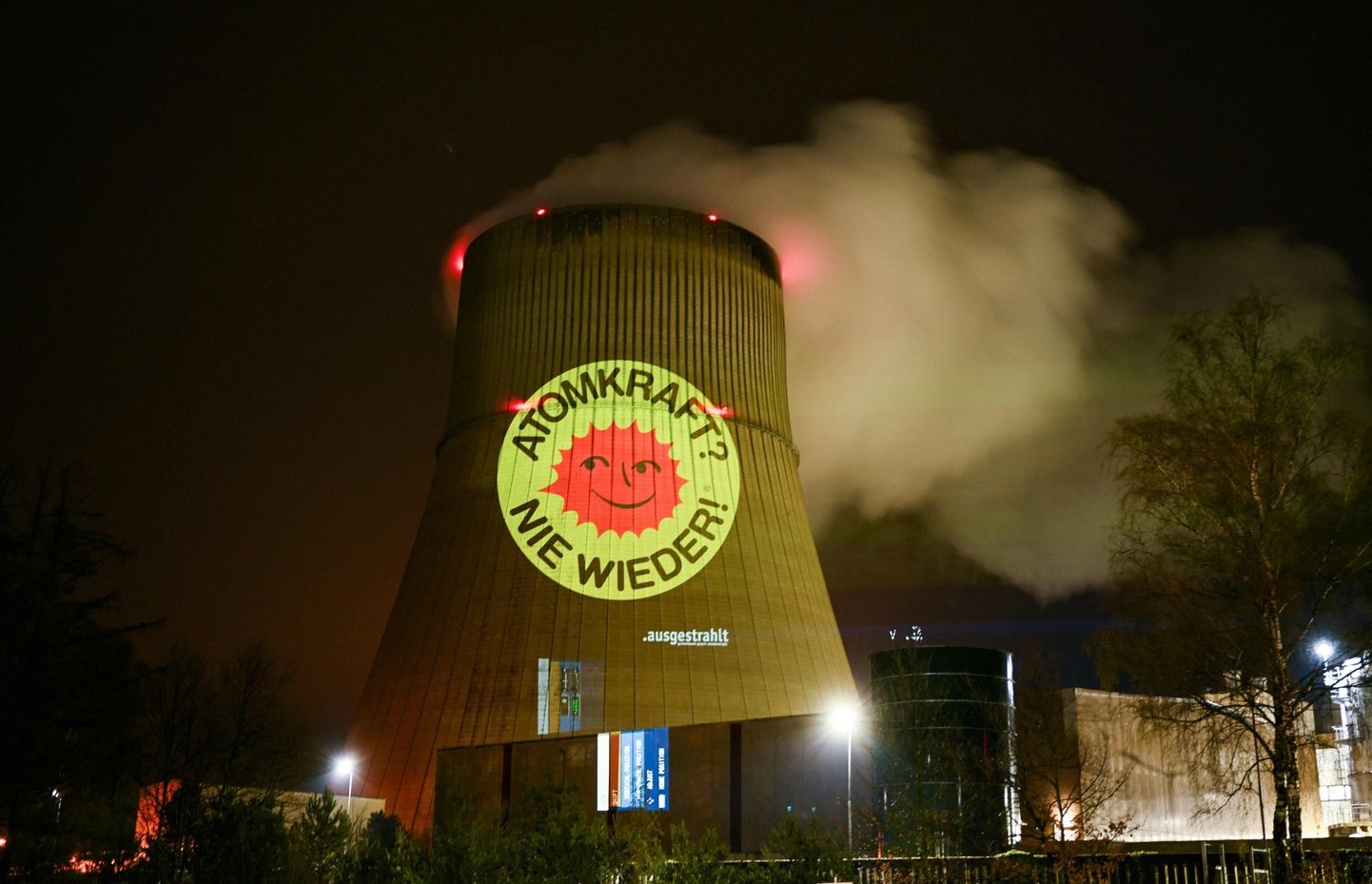 10. aprillil lasid Saksamaa tuumaenergia-vastased aktivistid Emslandi reaktorile kujutise loosungiga «Tuumaenergia - ei iial enam».