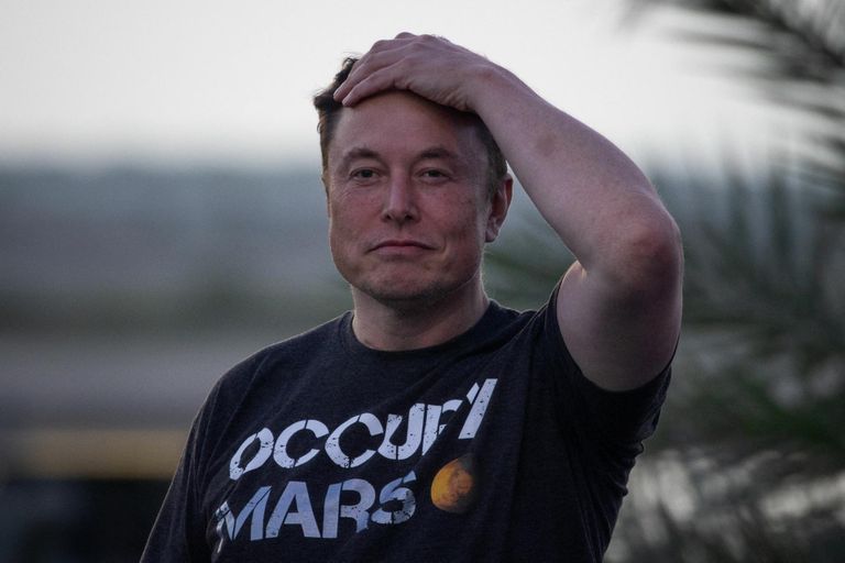 Elon Musk särgiga, millel olev kiri kutsub Marsi vallutama.