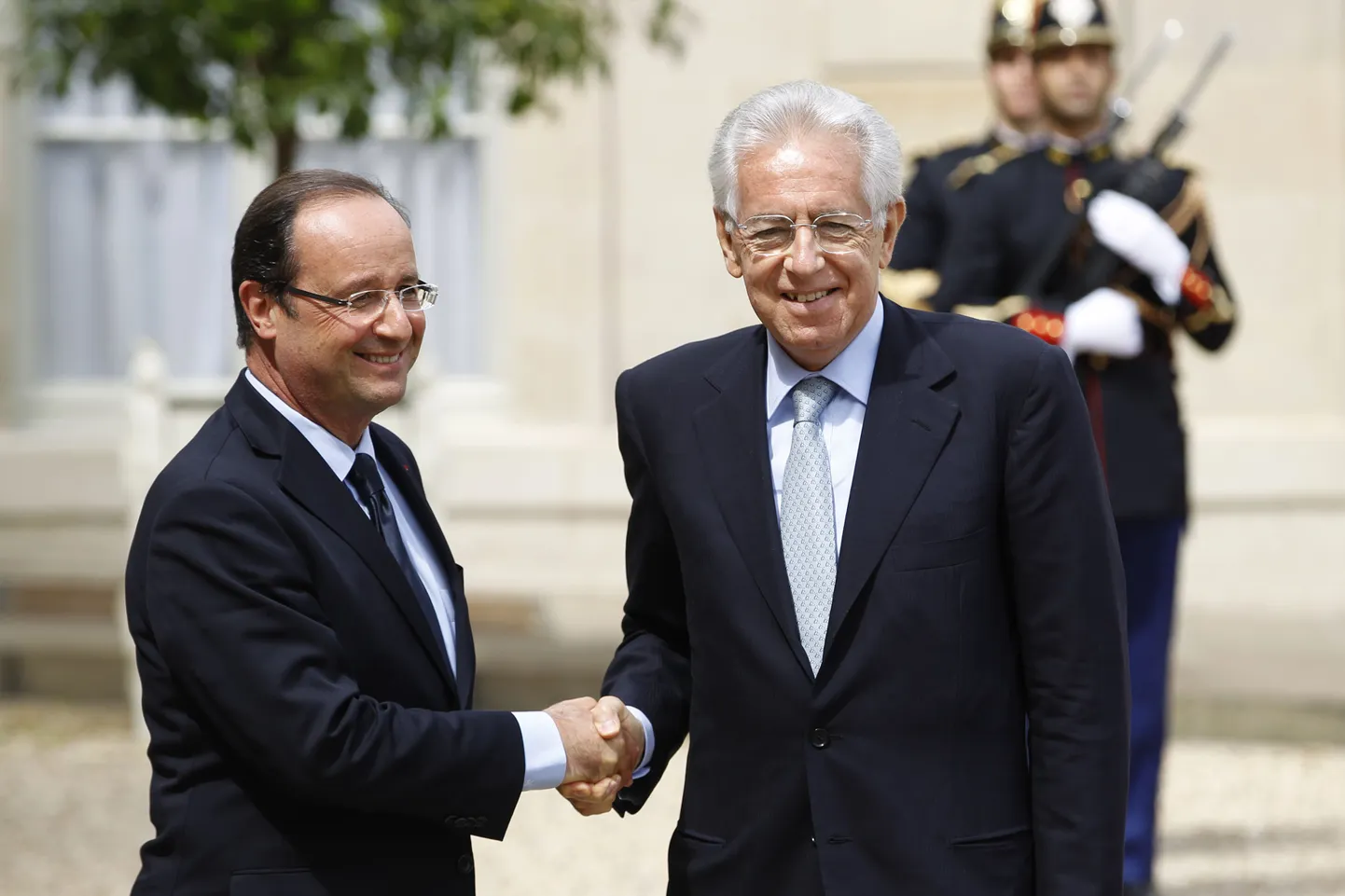 Itaalia peaminister Mario Monti ja Prantsuse president François Hollande (vasakul)eilsel kohtumisel.