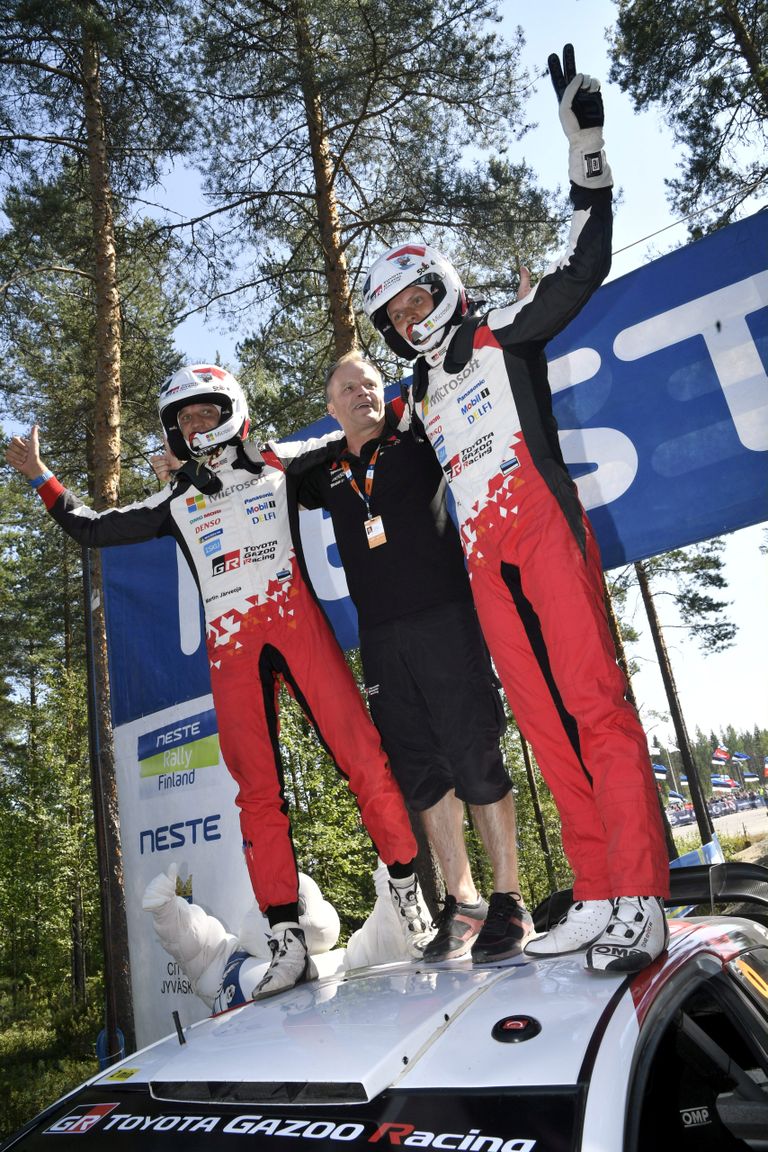 Tommi Mäkinen (keskel) koos Ott Tänaku (paremal) ja Martin Järveojaga tähistamas mullust Soome ralli võitu.