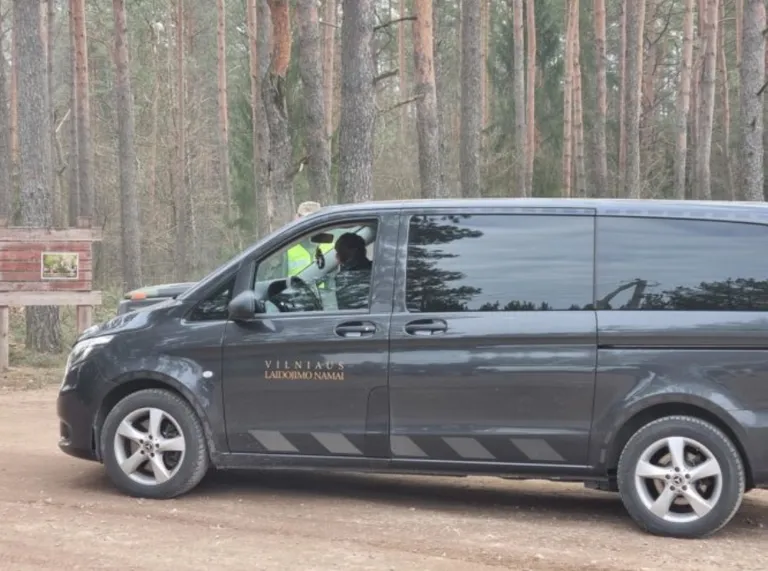 Vēl viens apbedīšanas biroja auto iebrauc poligona teritorijā.