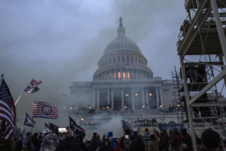 USA presidendi Donald Trumpi toetajad hakkasid Washingtonis mässama ja sisenesid Kapitooliumisse.