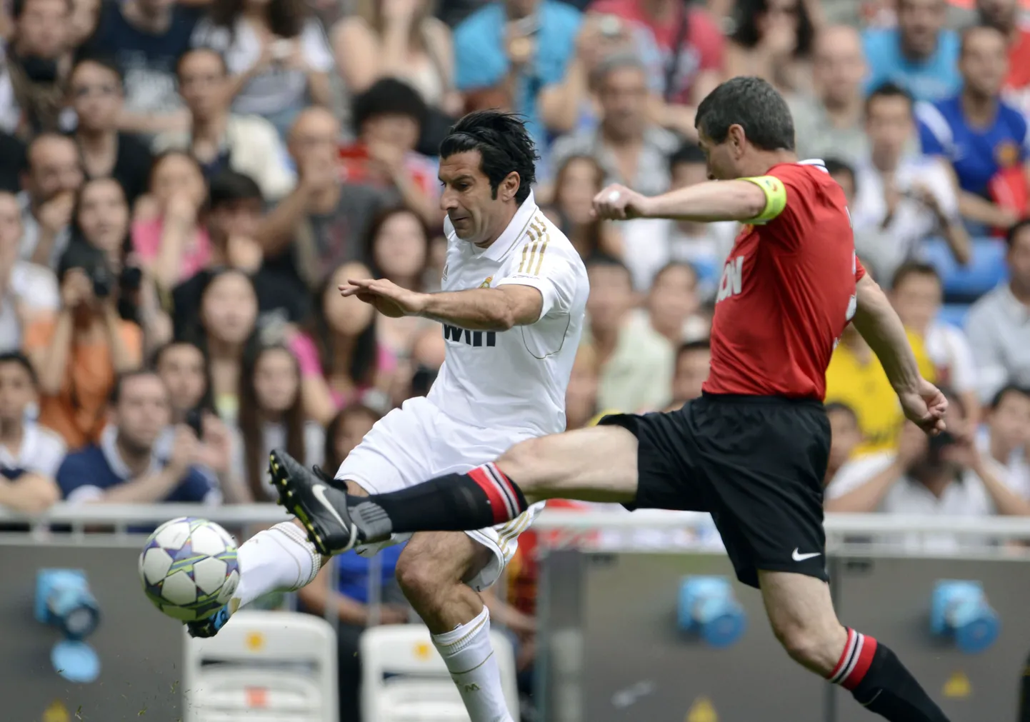 Luis Figo (vasakul) eilses kohtumises võitlemas Manchester Unitedi endise kaitsja Denis Irwiniga.