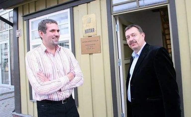 2009. aasta 8. oktoober. Viljandi kesklinnas notaribüroos andsid oma allkirja vaba aja keskuse loomise lepingule arendaja Indrek Saar (vasakul) ja linnapea Kalle Jents. Juba siis oli selge, et rahaliste raskuste tõttu peab hiiglaslikuks kavandatud keskus valmima jupikaupa. Lõpuks see ei valminudki.