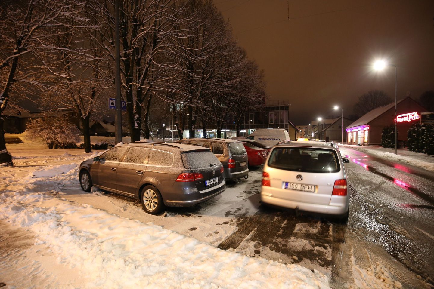 Parkijad on Tartu tänaval hõivanud taksopeatuse.