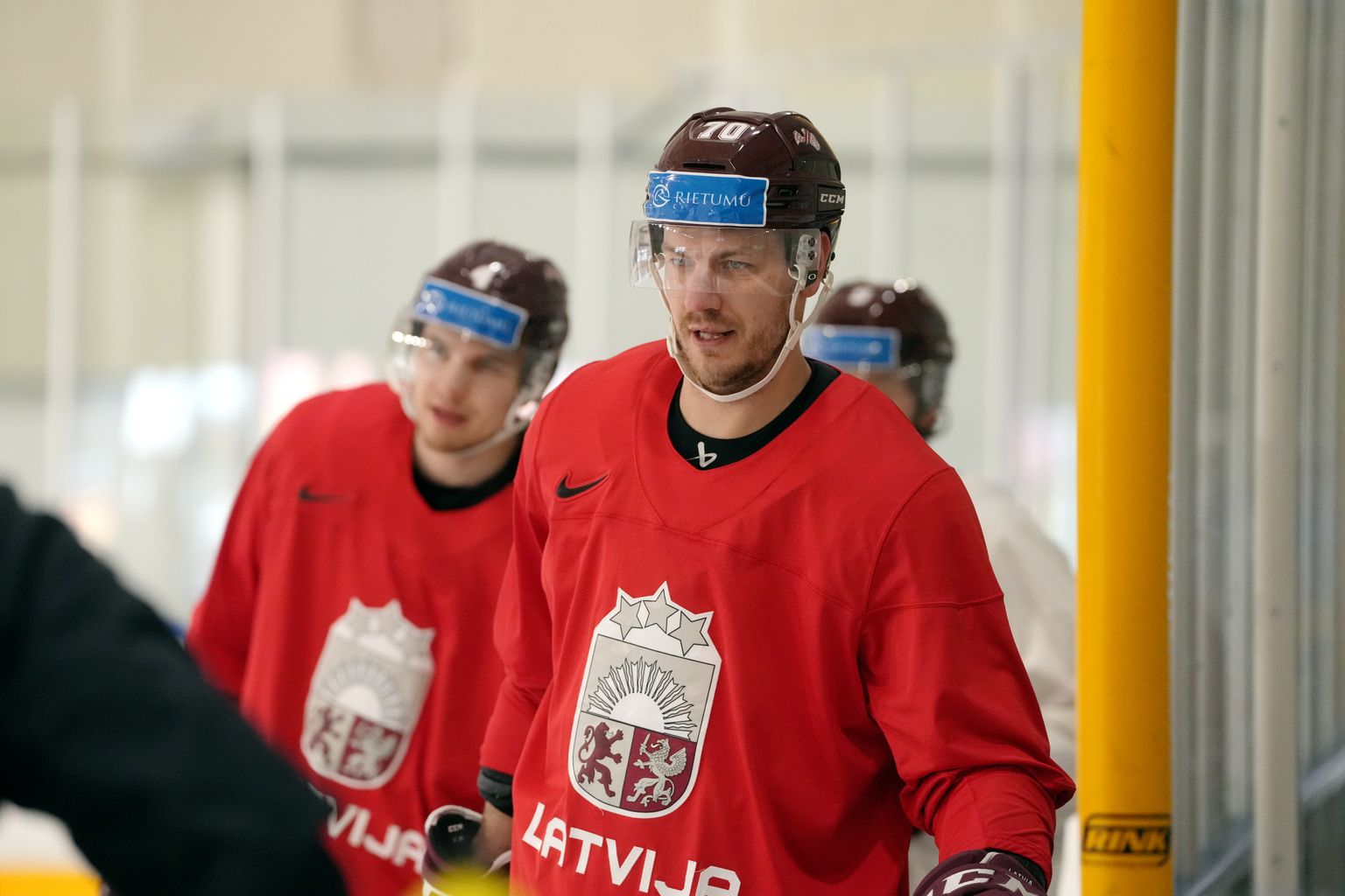 Latvijas hokeja izlases spēlētājs Miks Indrašis