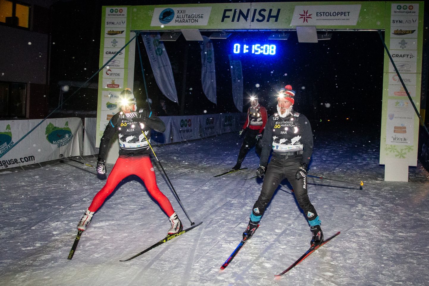 Изюминкой программы Алутагузеского марафона стал проходящий в пятницу при свете налобных фонариков ночной марафон, благодаря которому многие любители лыжного спорта приезжают в Ида-Вирумаа на несколько дней.