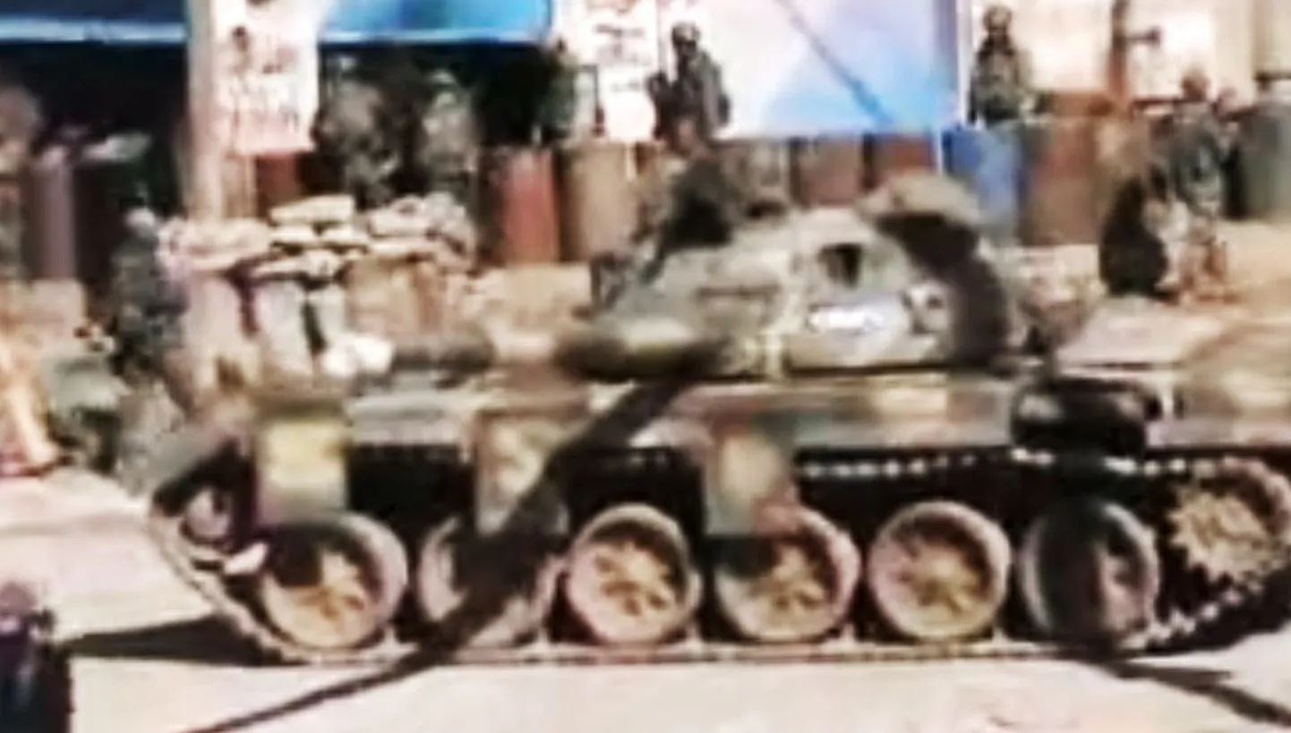 Kaader amatöörvideost, millel on näha Süüria valitsusvägede tank Homsi linnas.