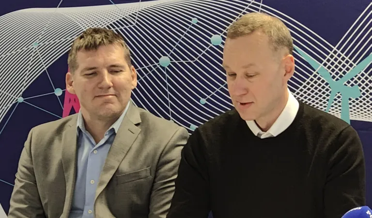TalTechi elektroenergeetika ja mehhatroonika instituudi kaasprofessor tenuuris Jako Kilter ning TalTechi elektroenergeetika ja mehhatroonika instituudi direktor Mart Landsberg.