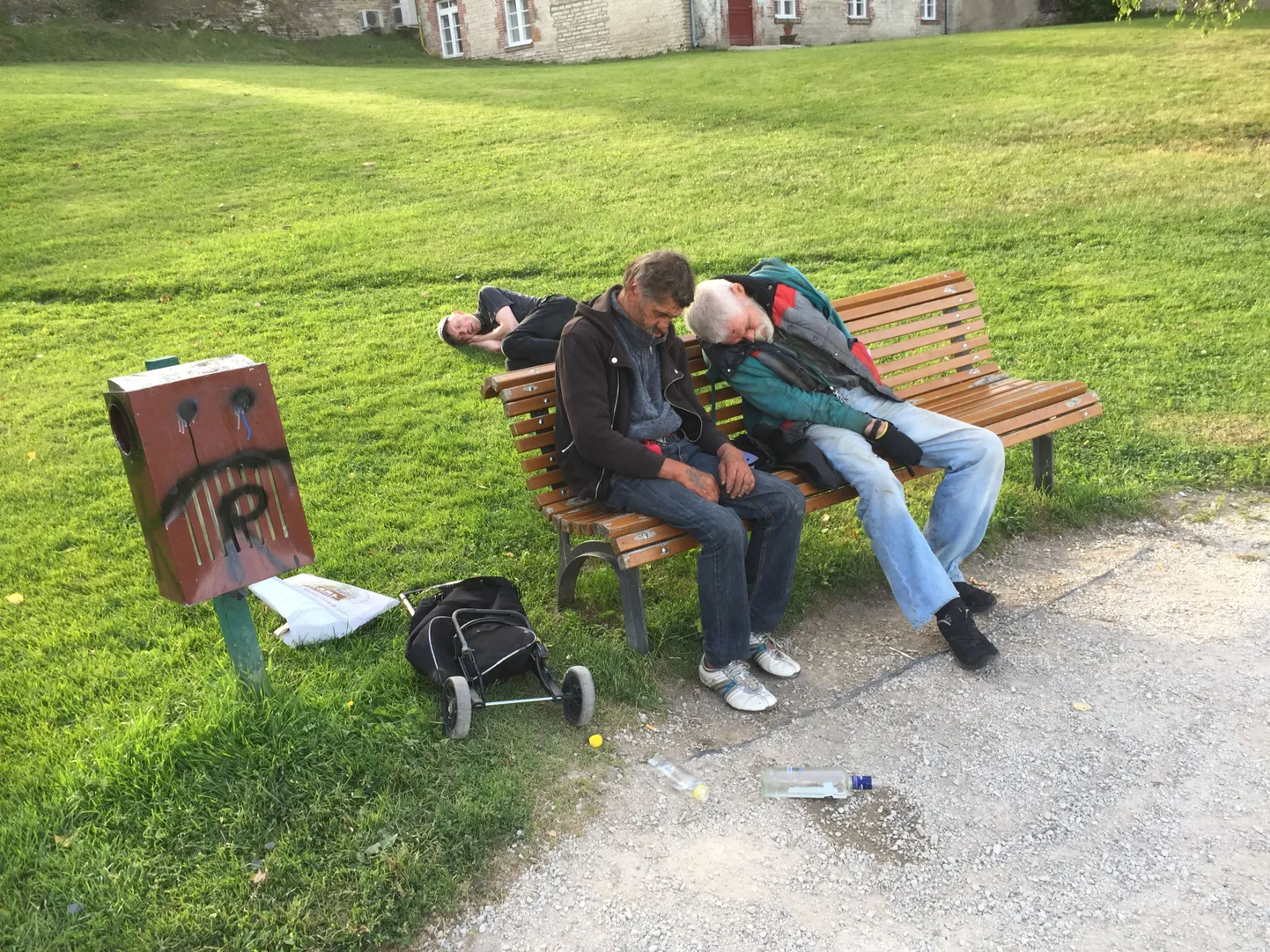 Joodikud sumisevad Rakvere Kirikupargis.
