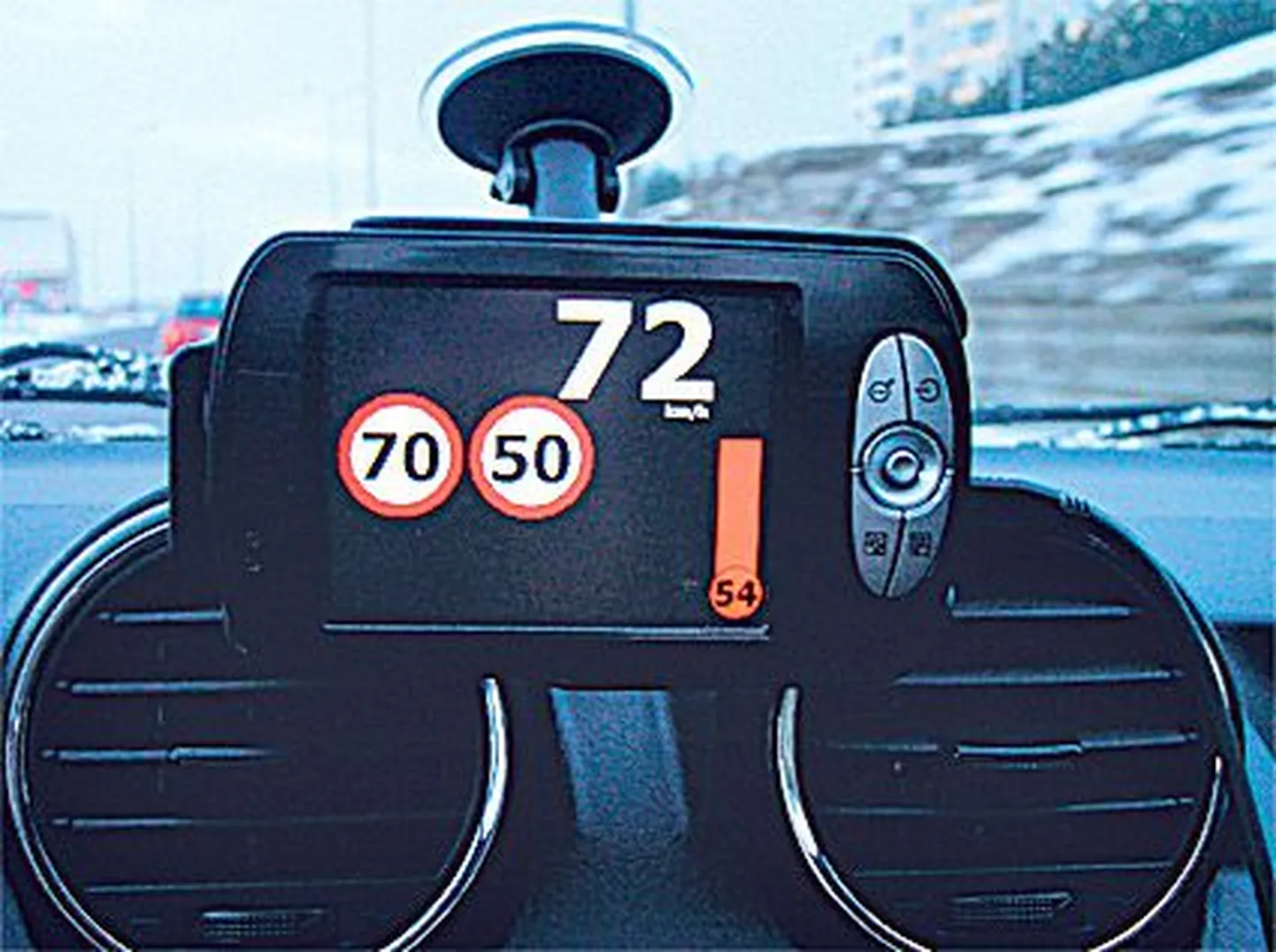 На экран устройства eLP выводится информация об ограничении скорости на этом участке дороги.