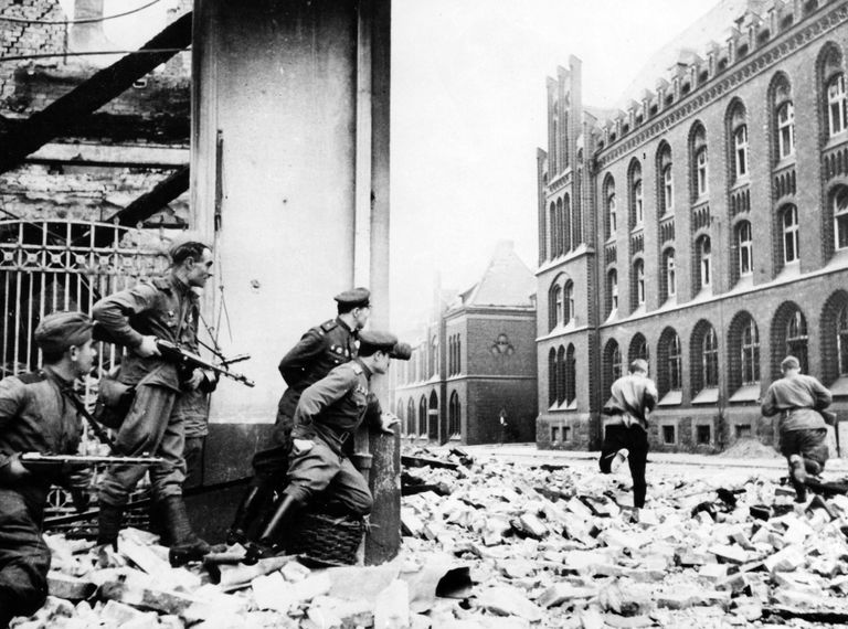 Sõda on peagi läbi. Punaarmeelased Berliinis 1945. / Scanpix