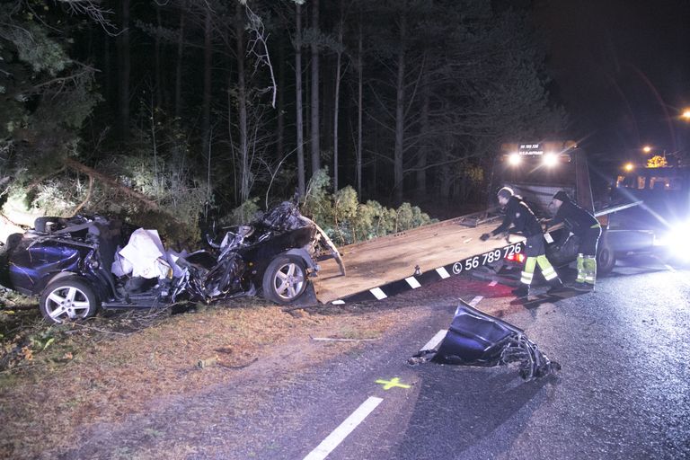 Oktoobri traagilisim õnnetus juhtus ööl vastu 25. oktoobrit Tallinnas Pärnamäe teel, kus juhitavuse kaotanud ja vastu puud sõitnud autos hukkus kolm Viimsi abiturienti. Foto: