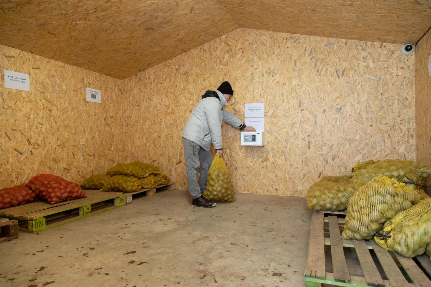 20-kilone kott kartulit maksab 5 eurot ning raha tuleb panna seifi meenutavasse karpi.
