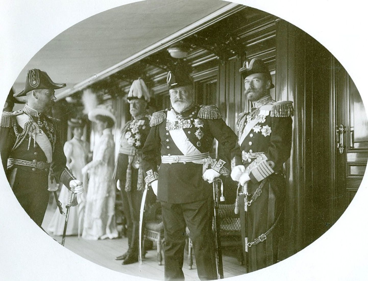 Kuningas Edward VII, imperaator Nikolai II (paremal) ja Walesi prints Georg «Standarti» pardal.