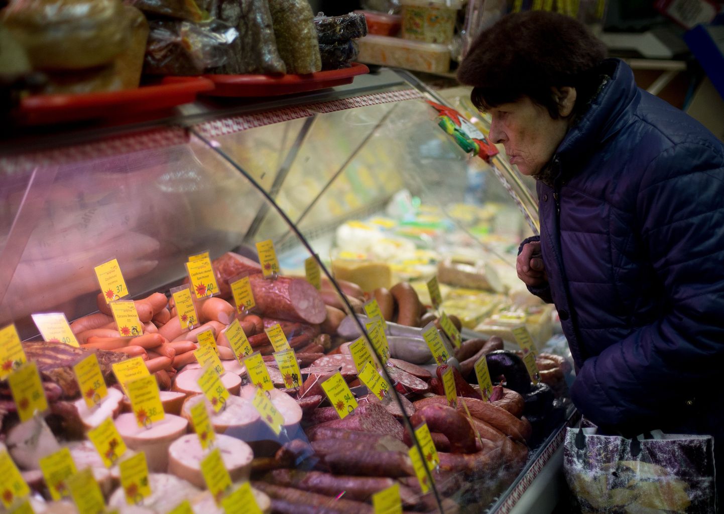 Valgevene päritolu lihatooted Moskva kaupluse vitriinis.