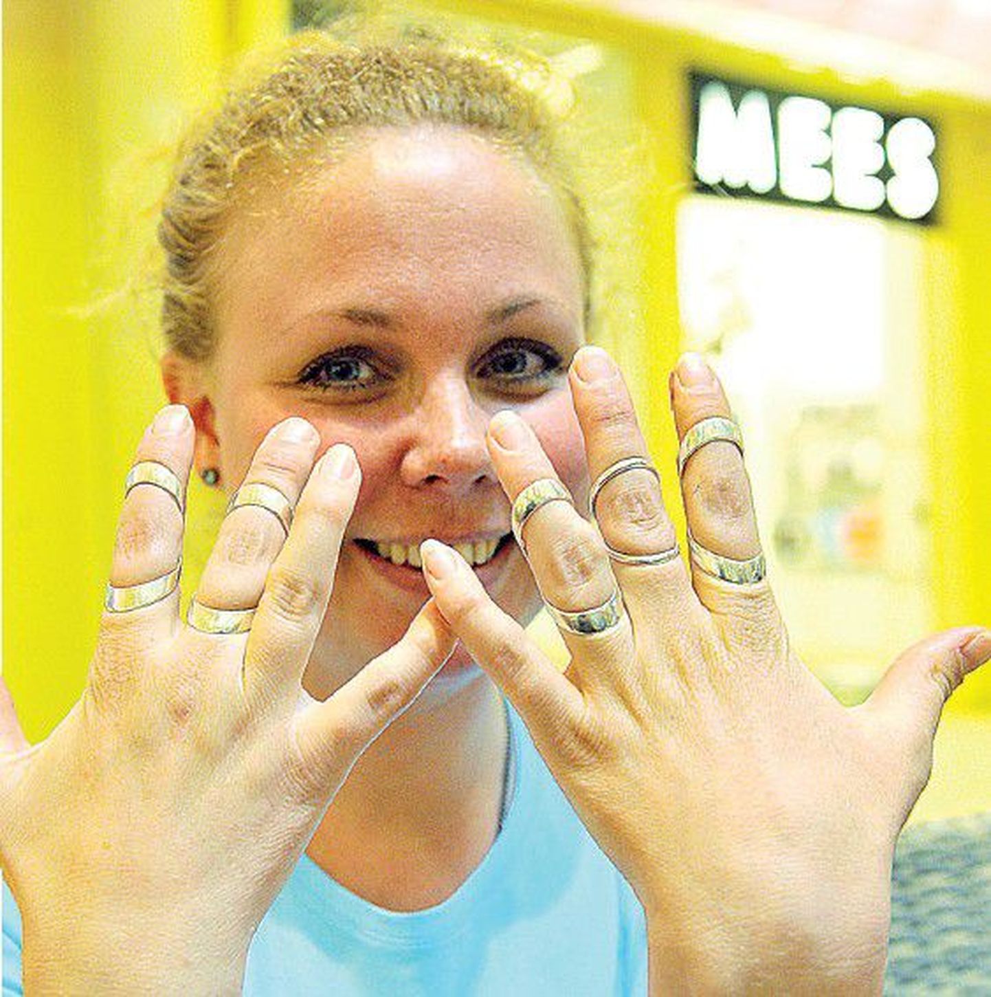 На инфодне, организованном Молодежным ревматологическим союзом Эстонии, шведка Анна Агеберг демонстрирует свои необычные кольца, которые поддерживают пораженные болезнью суставы пальцев и тем самым облегчают страдания больного.