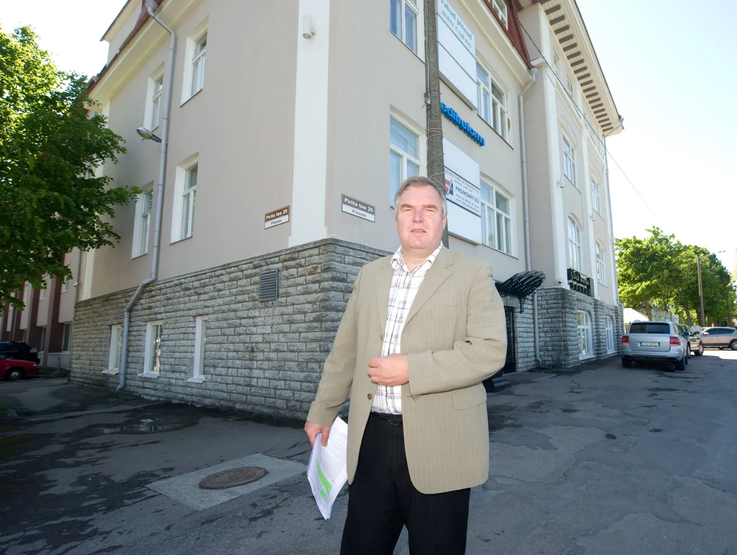 Rain Seier Hans H. Luigele kuuluva Pirita tee maja juures.