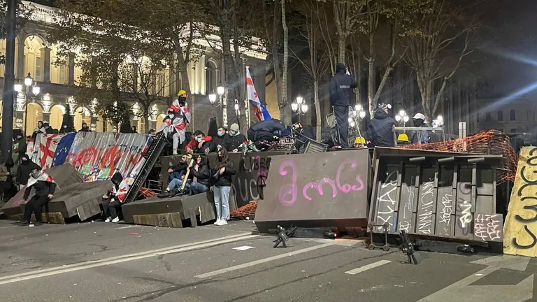 В ночь на воскресенье в центре Тбилиси появились баррикады, но простояли они недолго