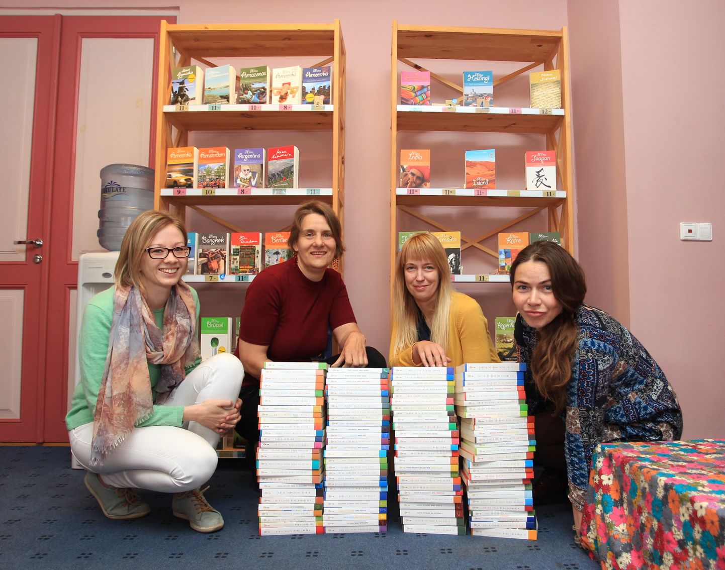 Pildil vasakult Petrone Prindi assistent Mariliis Ruutma, tootmisjuht Tiina Tammeorg, kirjastajad Triinu-Mari Vorp ja Epp Petrone.