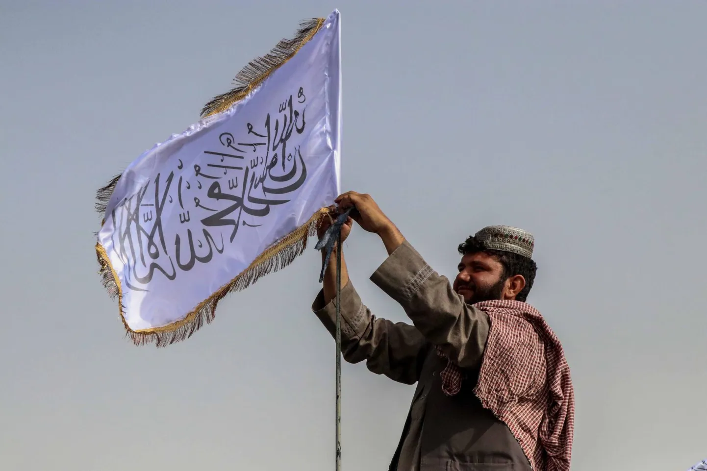 Talibani võitleja rühmituse lipuga Kandahāris. 