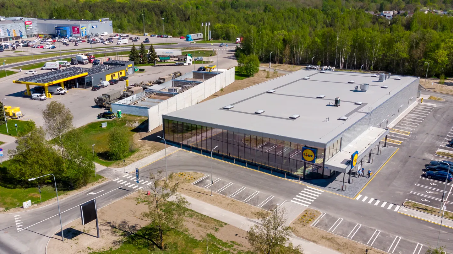 TANKLA JA POOD: Ehkki ohuhinnangus soovitati kauplus ehitada kinnistu kesklinnapoolsesse serva, kerkis ta siiski tankla lähedale.