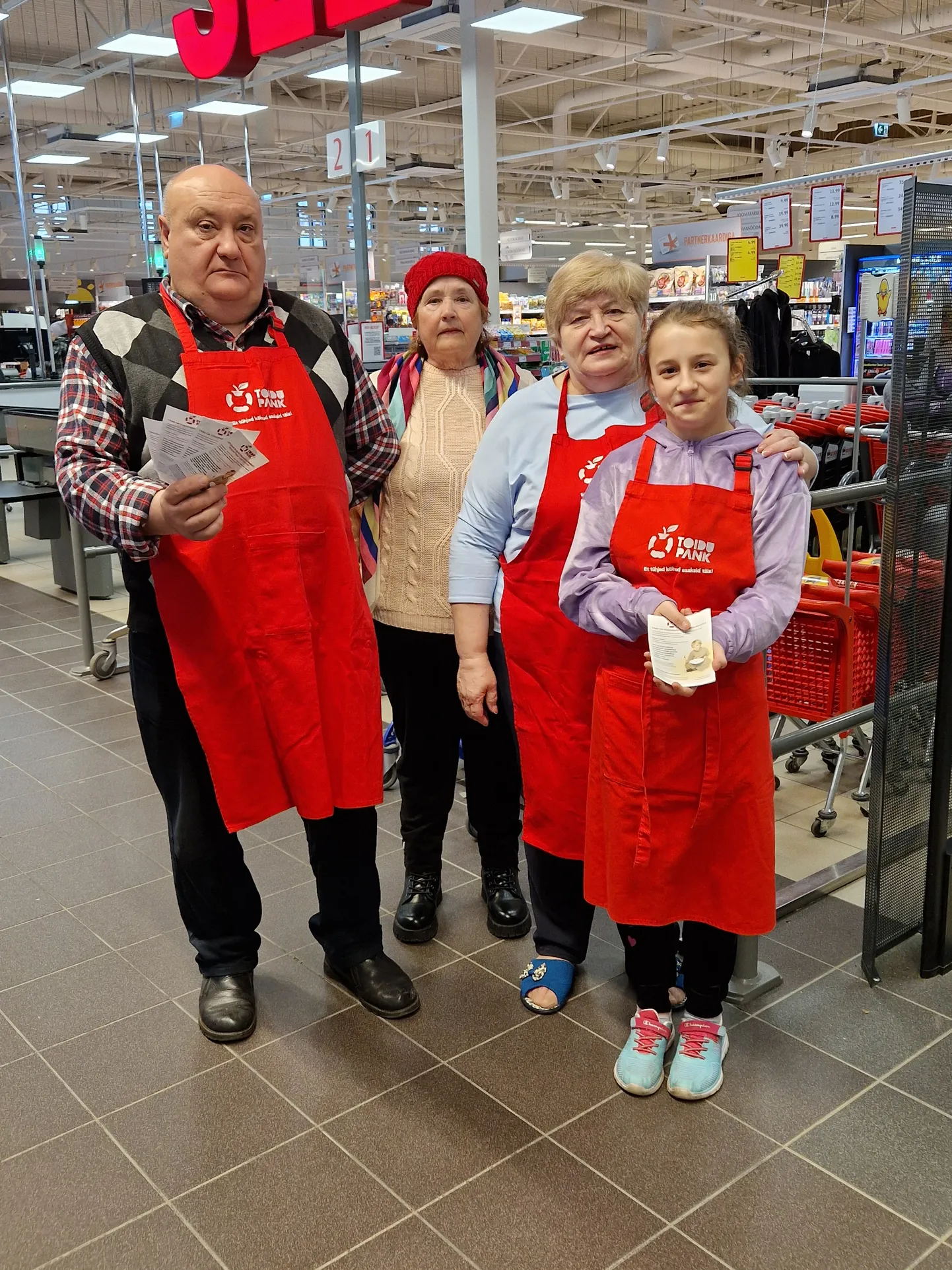 Toidukogumispäeval olid Valgas abiks ukrainlased Juri Šeiko, Katerina Titarenko, Katerina Dmytryshina ja Veronika Dmytryshina.